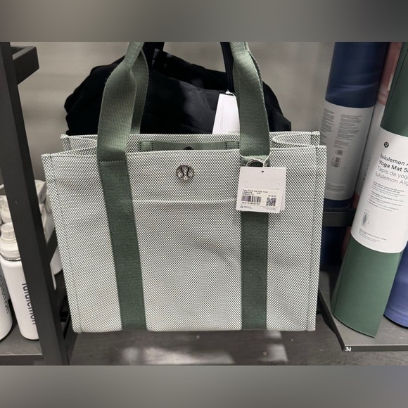 Lululemon Athletica Mesh GreenTote - Picture 2 of 3